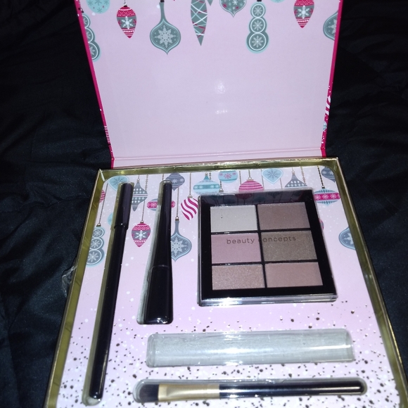 Makeup missing one - Picture 2 of 2